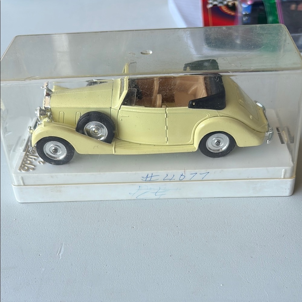 Solid White Model Base - Picture 3 of 3